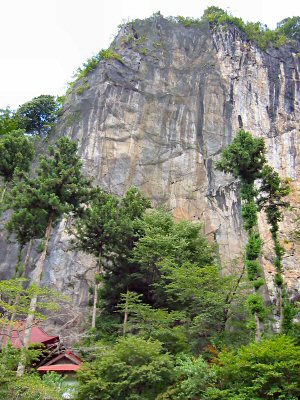 秩父札所第28番、石龍山橋立堂の裏手には巨大な石灰岩の岩壁が。 この岩体の中に鍾乳洞が隠れている。