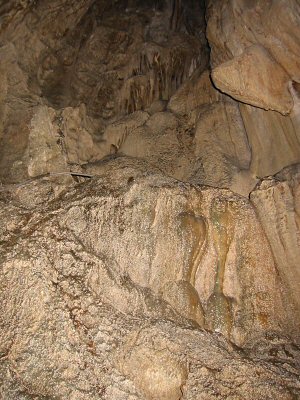 洞内の二次生成物はあまり豊富とはいえないが、きれいなフローストーンもある。 