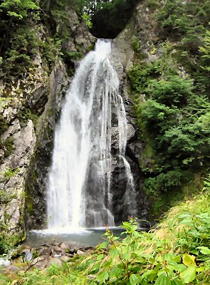 飛騨大鍾乳洞近くにある銚子の滝。 高さ約25mで林道から滝壷まで行ける。