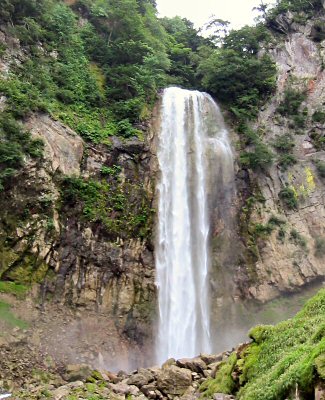 平湯温泉にある有名な平湯大滝。 64mのほぼ垂直な豪快な滝。 ただし、入り口が観光地として開発されているので有料。