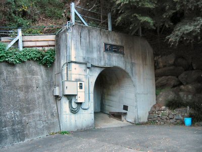 駐車場・受付から急坂を少し登ってゆくとトンネルの入り口がある 
