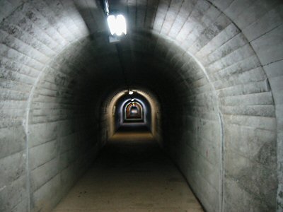入り口の鉄扉を開けると長ーいトンネルにびっくり。 しかもずっと急な上り坂になっているのだ。 
