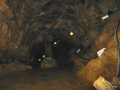 洞内の鍾乳石はあまり綺麗ではない。 照明設備や洞内解説システムの配管も雑然とした印象。
