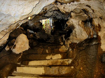 これが終点の出口。 すなわち、本来の入り口。 振り返ってルートを思い起こせば、この洞窟はひたすら奥下へ地下深くへ向かって入っていく構造なのが分かる。