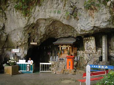 鍾乳洞全体の規模の割には、入り口は小さい。