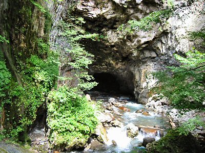 白骨温泉「隧通し」。 渓谷の水流が岩壁を貫通している様子はまさに「奇勝」。