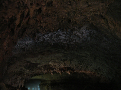 洞口からの外光が水面に反射し天井を照らす、「青天井」 