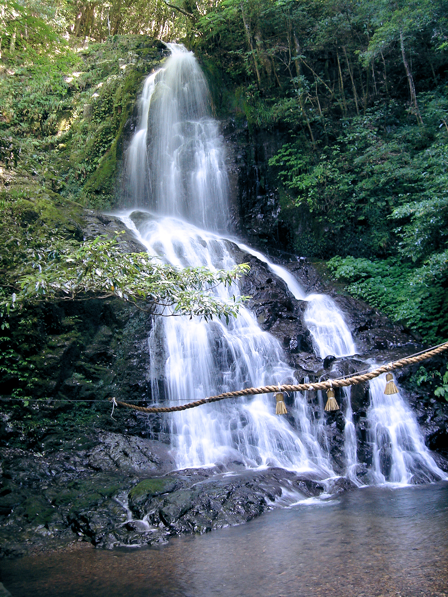 これまた秋吉台からはかなり離れているが、ついでに訪れた「秋芳白糸の滝」。  