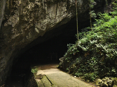 巨大な岩盤の下に開口し、冷気が流出する景清洞の入り口 
