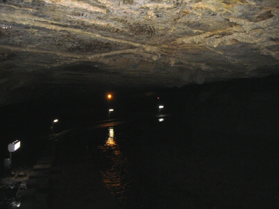 洞内河川に沿って、低い水平天井の回廊が続く 