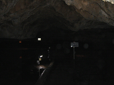 一段と天井が低くなり、「一般観光コースおわり」の反射看板。 向こう側には「探検コースはじまり」と「洞内地平線」の看板。 