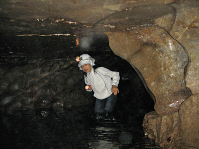   支洞の「籠穴」を探索。  広がる池に水音が響き、ちょっと不気味。  