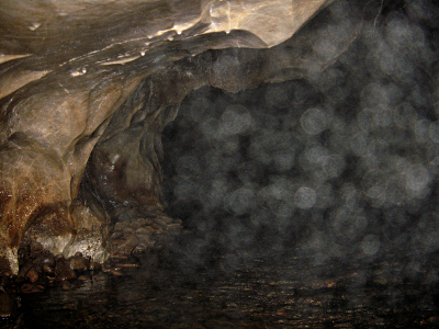 「籠穴」の内部だが、水しぶきが霧状に飛び散っているので写真がとれない。洞内いっぱい、地底の池になっている。 