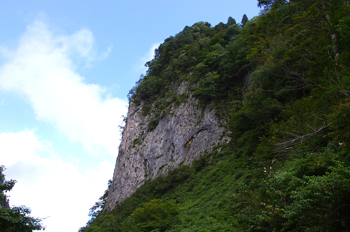 浄土門の石灰岩岩壁。
