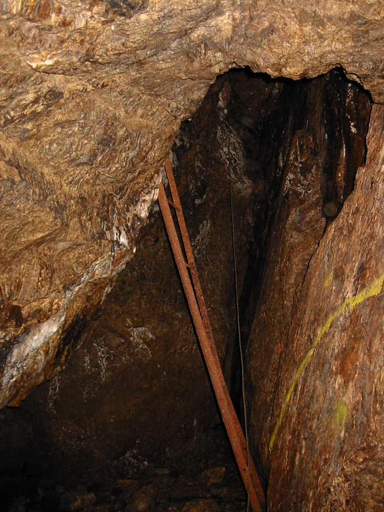 洞口からすぐに、断層面が露出している。 断層鏡面が目の前に見られるのが天然記念物の所以か。