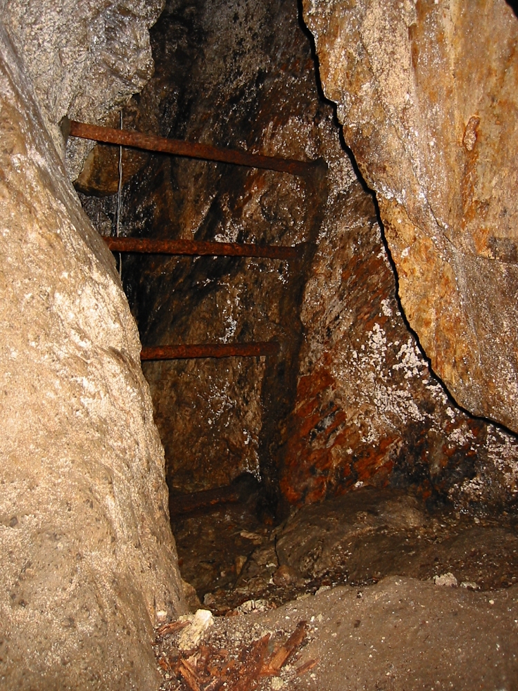 ハシゴで一段登ると、竪穴の入り口が。 奥は暗くて見えないが、はるか下の方で水滴の音。不気味。