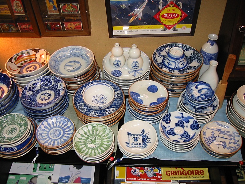 明治・大正・昭和初期の印判染付の皿や食器。 ちょっと古風で、それでいておしゃれな小皿たち。  日常の暮らしにリズムをつけてくれます。